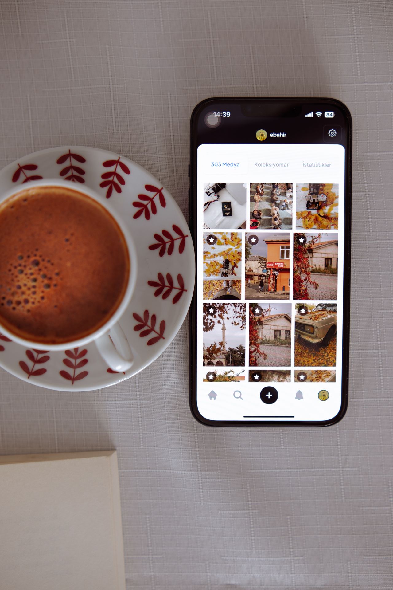 Celular mostrando redes sociales sobre un escritorio