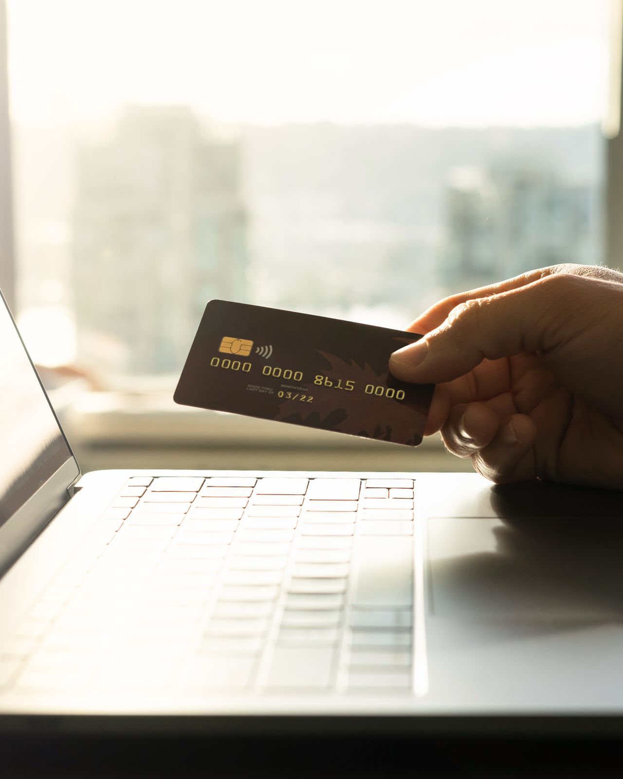 Compra online con tarjeta y laptop